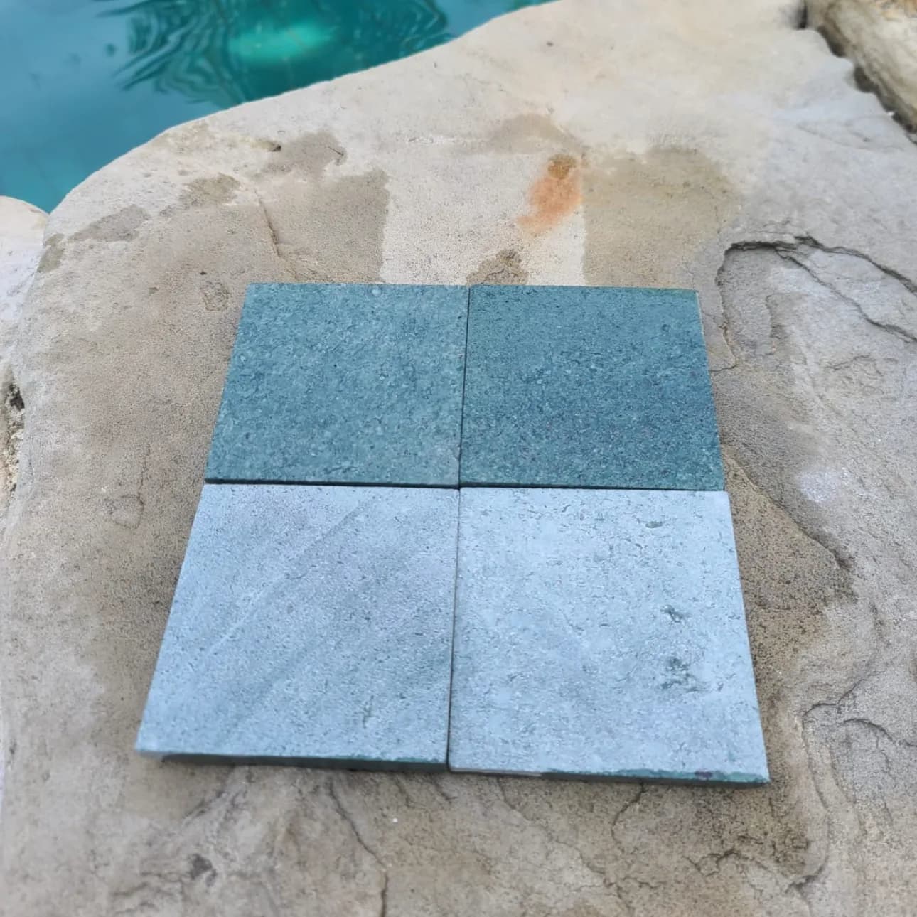 Pierre de Bali  bleu 