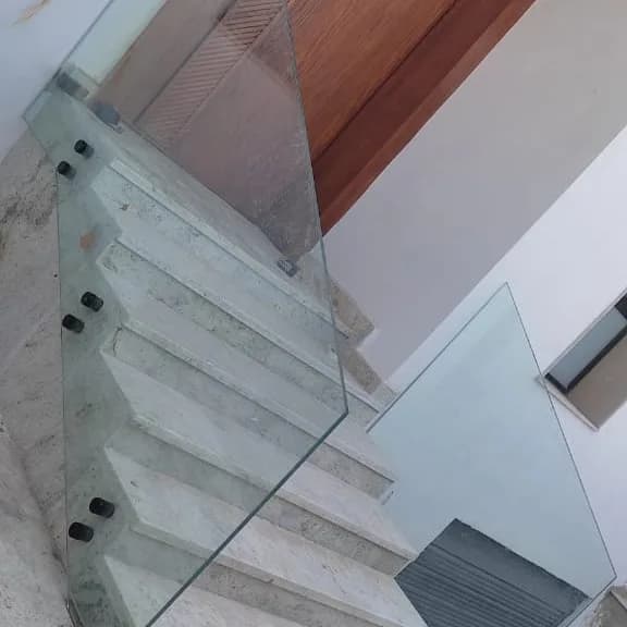 تركيب زجاج لي البلكونات بجودة عالية
