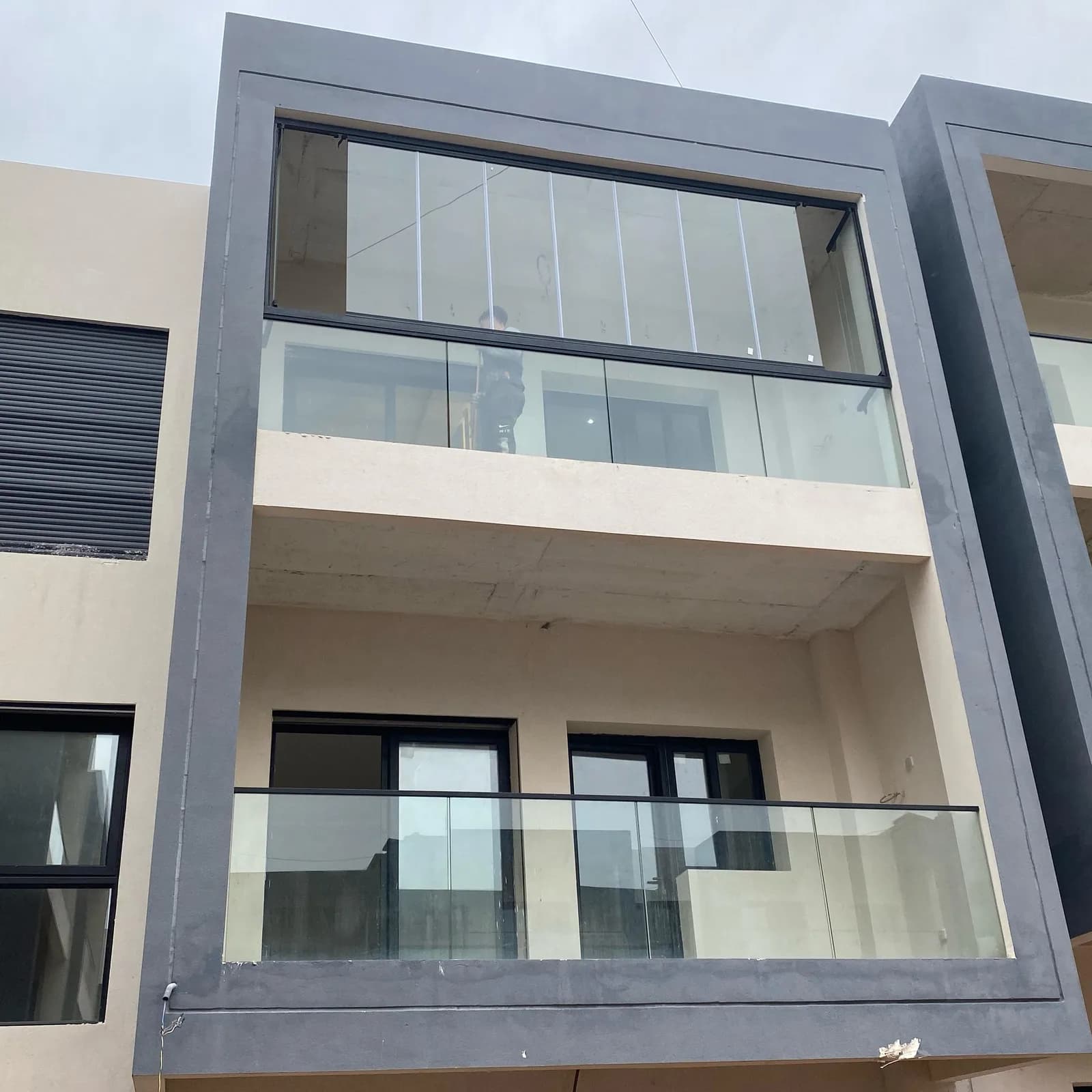 تركيب زجاج لي البلكونات بجودة عالية