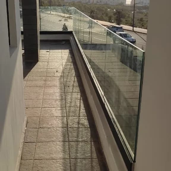 تركيب زجاج لي البلكونات بجودة عالية