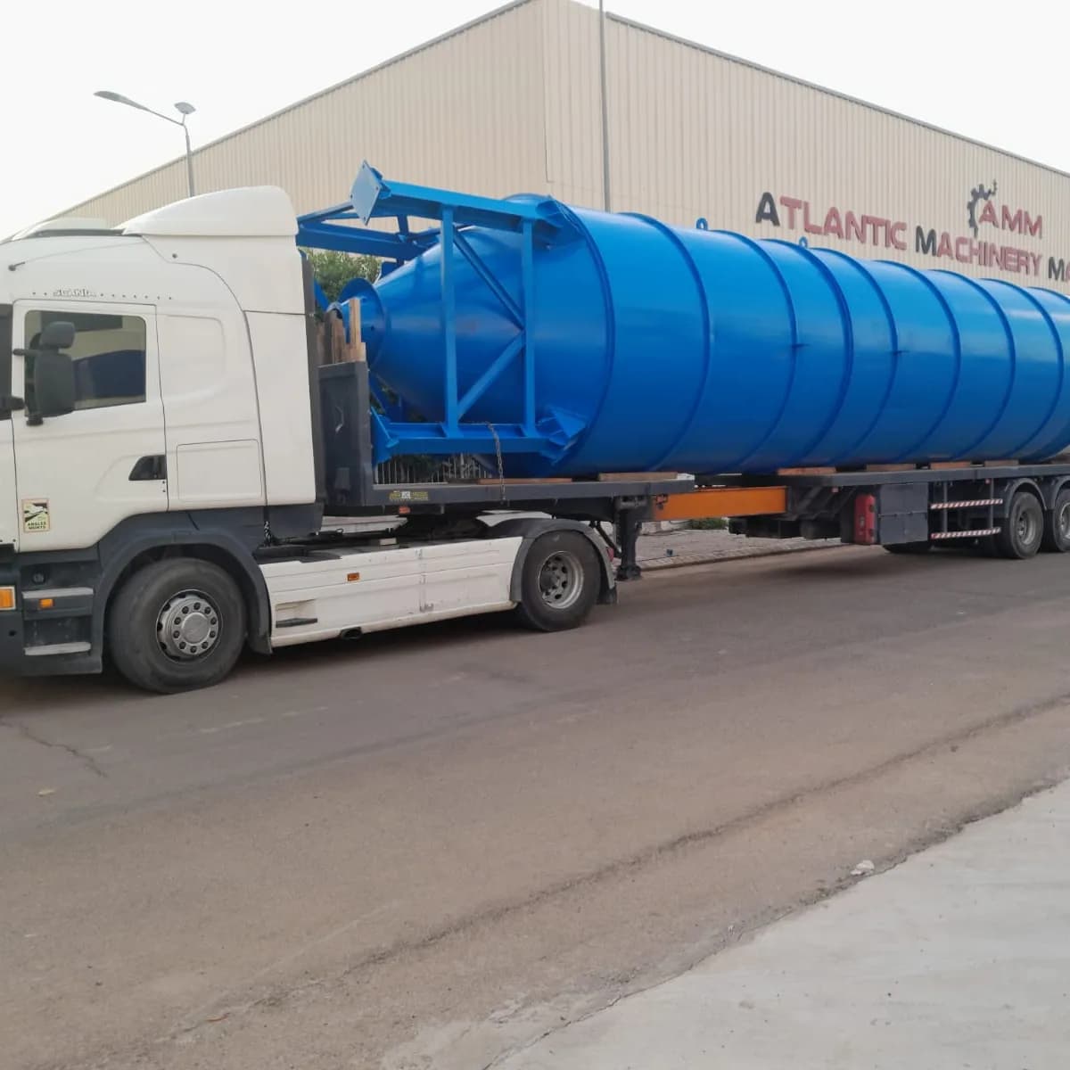 Livraison d'une grande pièce cylindrique