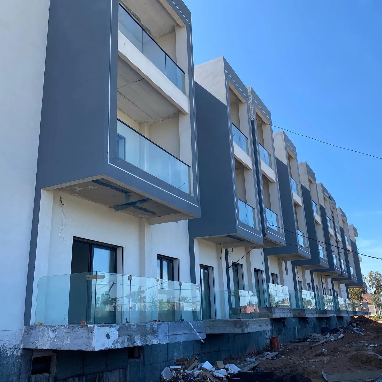 تركيب زجاج لي البلكونات بجودة عالية