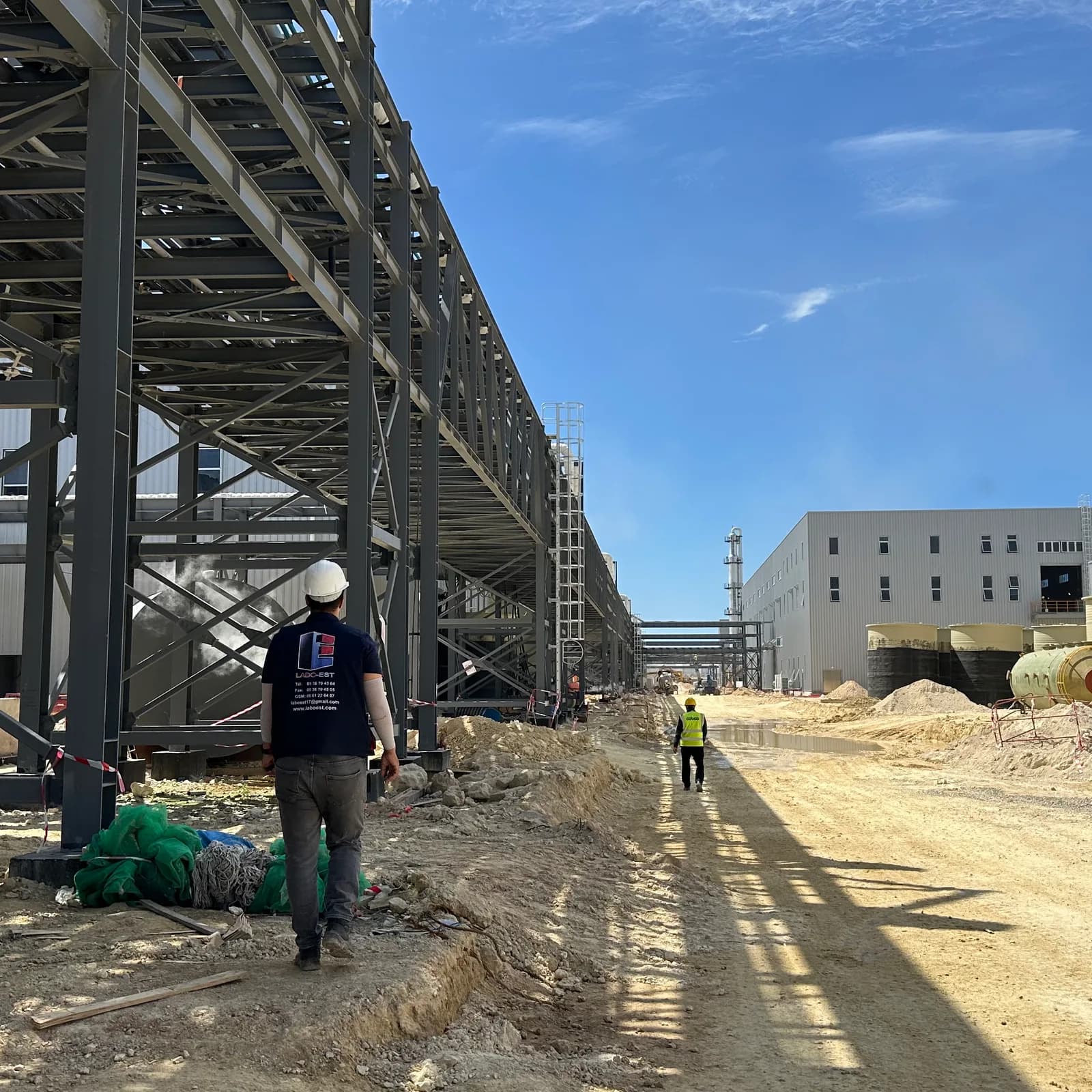 CONSTRUCTION D'UNE USINE DE PRODUCTION D