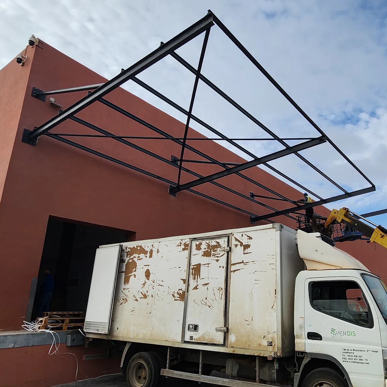 Auvent métallique à l’entrée des merchan