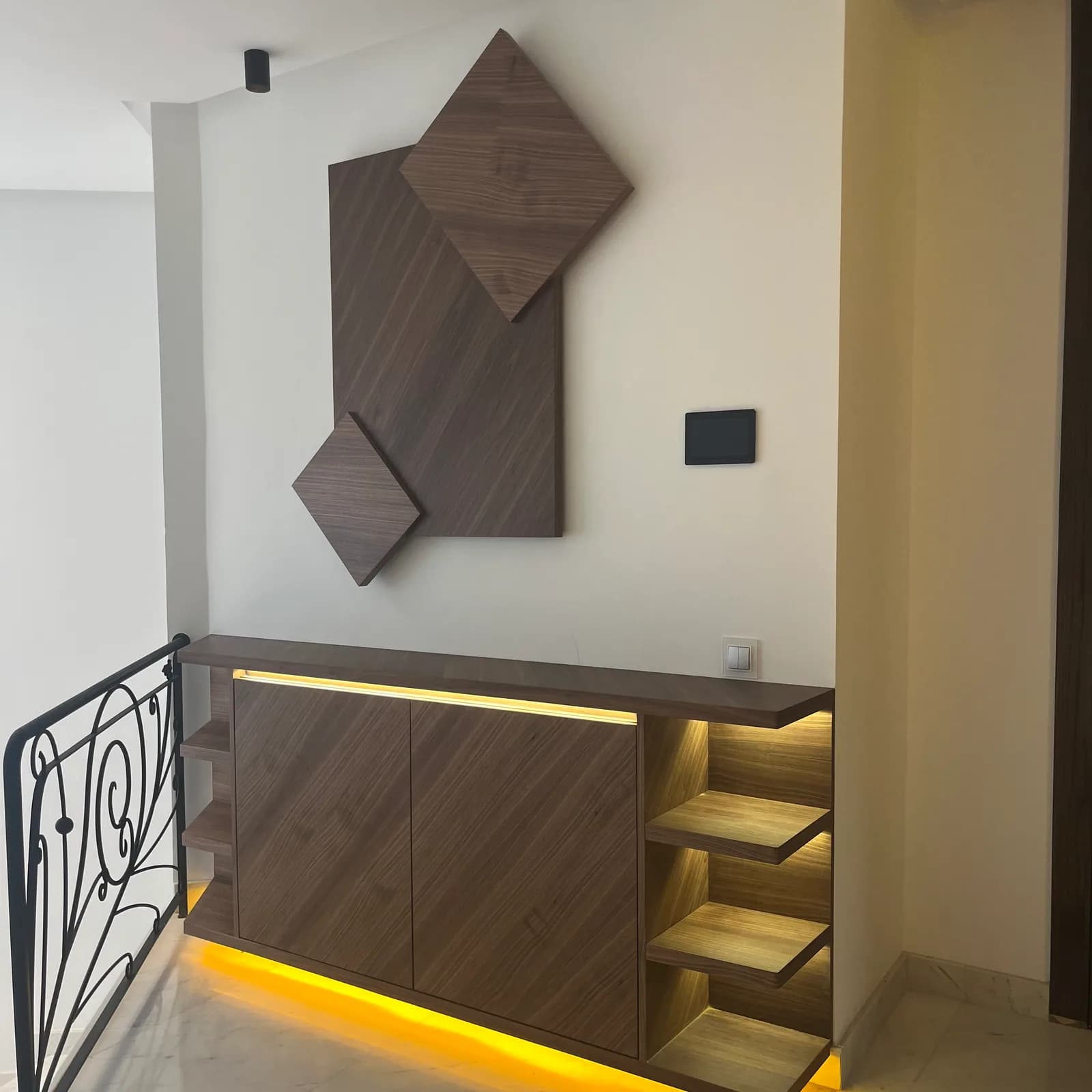 Meuble bas mural en bois avec décoration