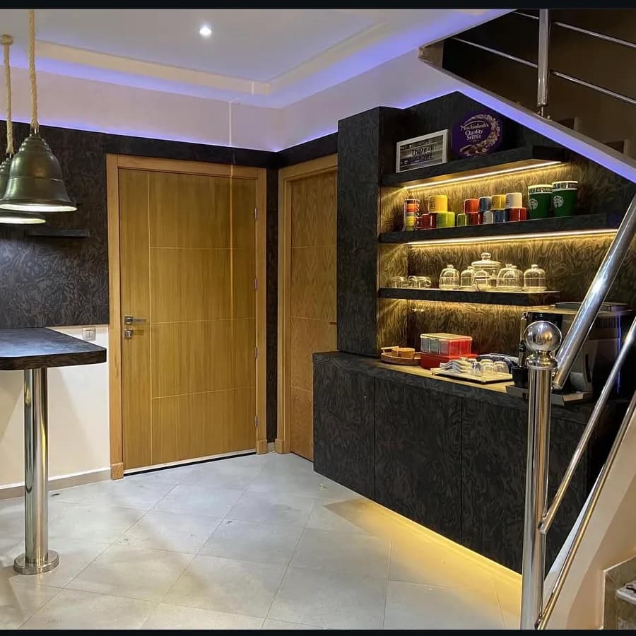 Meuble bas mural en bois avec décoration