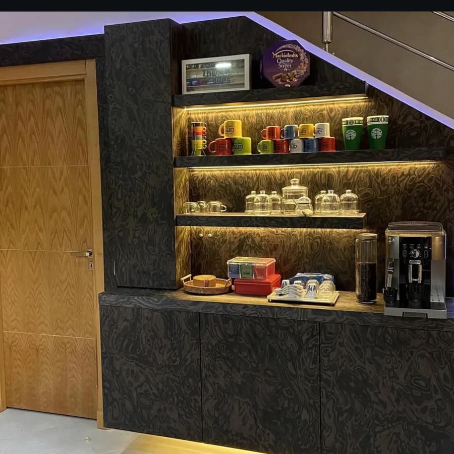 Meuble bas mural en bois avec décoration