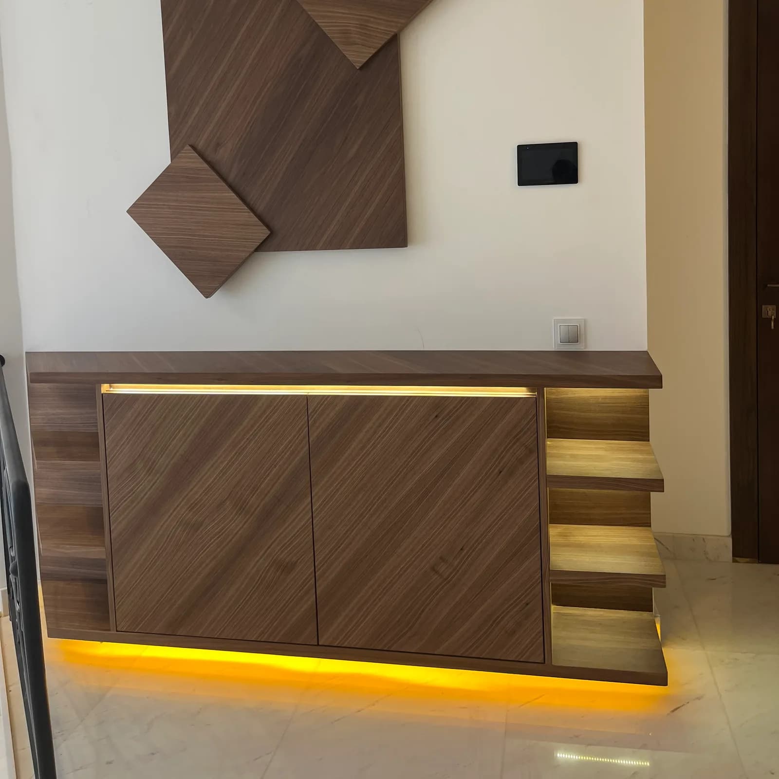 Meuble bas mural en bois avec décoration