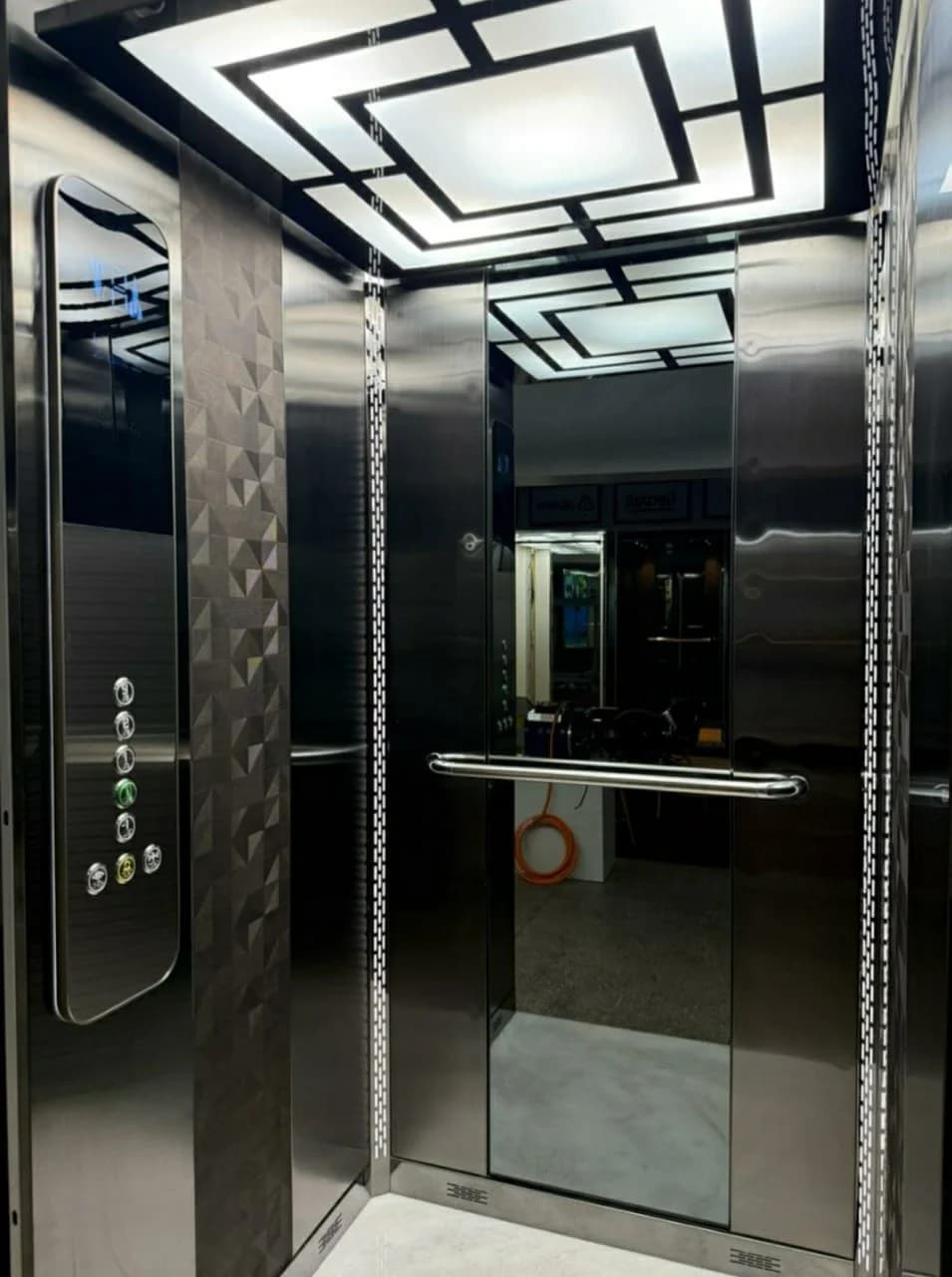 CABINE INOX PLAFOND GEOMETRIQUE