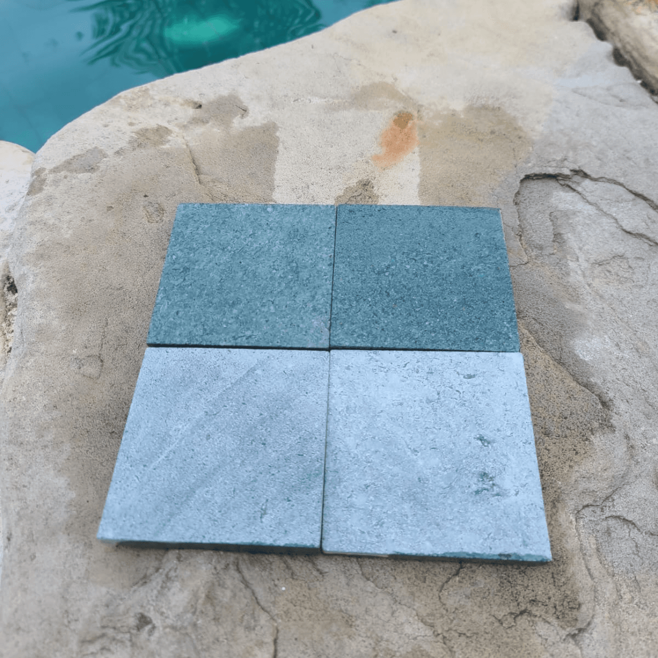 Pierre de Bali bleu