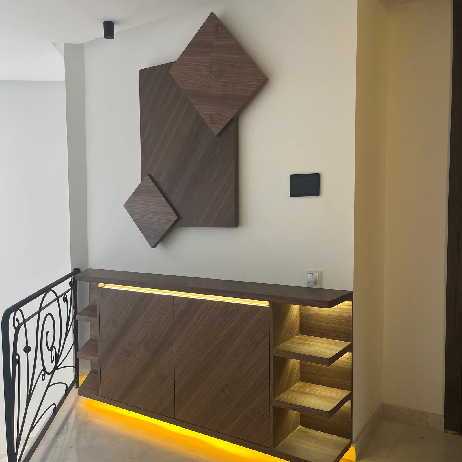 Meuble bas mural en bois avec décoration